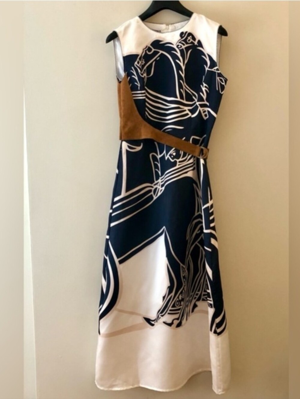BNWT  Sleeveless Navy & White Graphic Maxi Dress with Brown Waist Accent